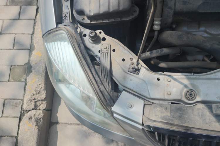 Used Buick Excelle 2011 1.6LX-AT Engine Bay Right