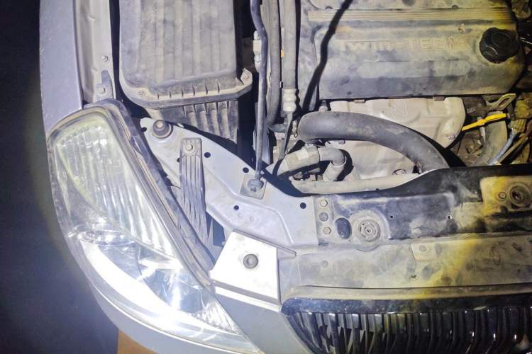 Used Buick Excelle 2011 1.6 LE-AT Engine Bay Right