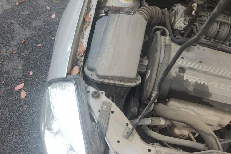 Used Buick Excelle 2011 1.6 LE-MT Engine Bay Right