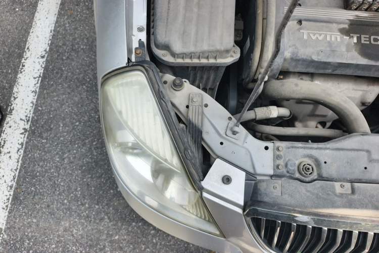 Used Buick Excelle 2011 1.6 LX-MT Engine Bay Right