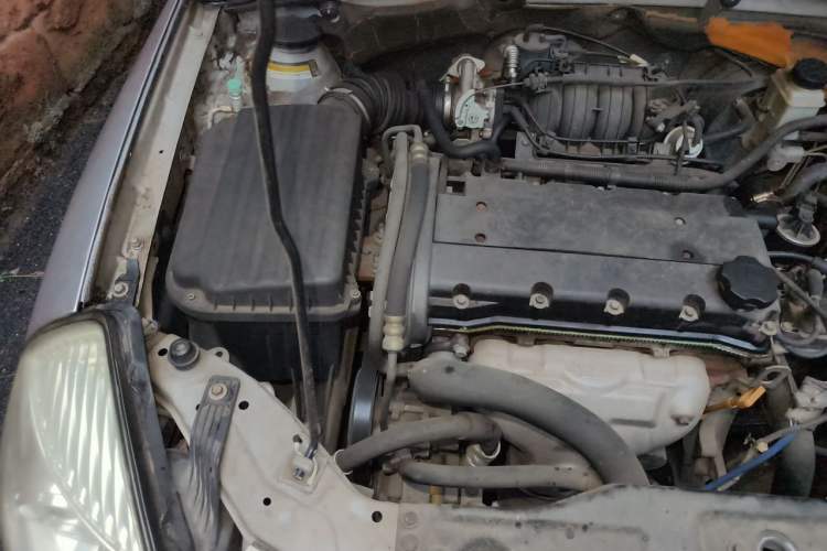 Used Buick Excelle 2011 1.6 LX-MT Engine Bay Right