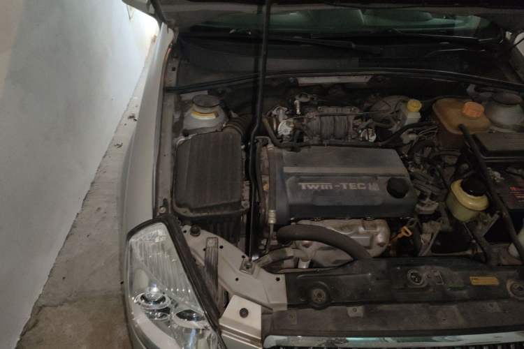 Used Buick Excelle 2011 1.6 LE-MT Engine Bay Right