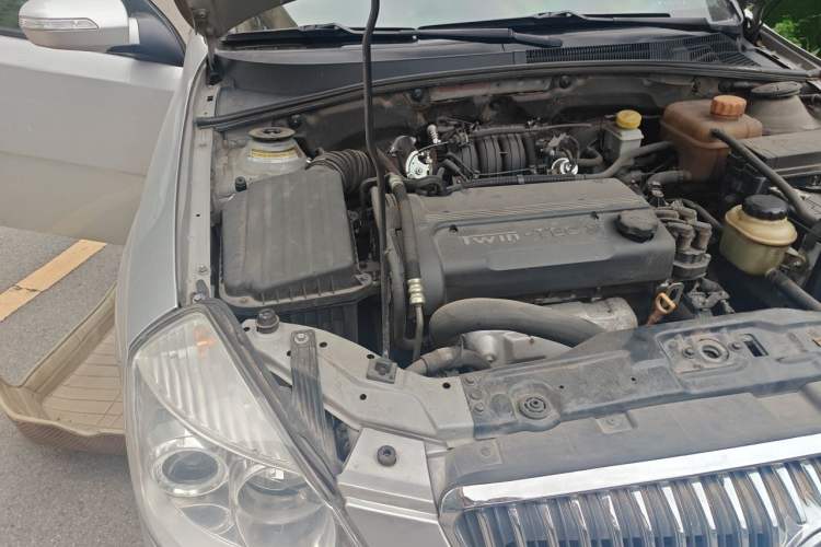 Used Buick Excelle 2011 1.6 LE-MT Engine Bay Right