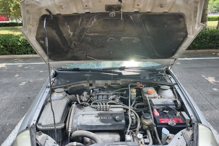 Used Buick Excelle 2011 1.6 LX-MT Engine Bay