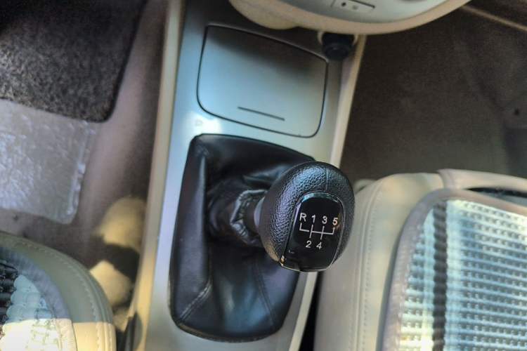 Used Buick Excelle 2011 1.6 LX-MT Gear Lever