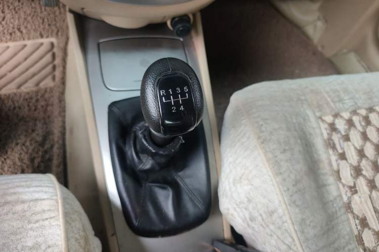 Used Buick Excelle 2011 1.6 LX-MT Gear Lever
