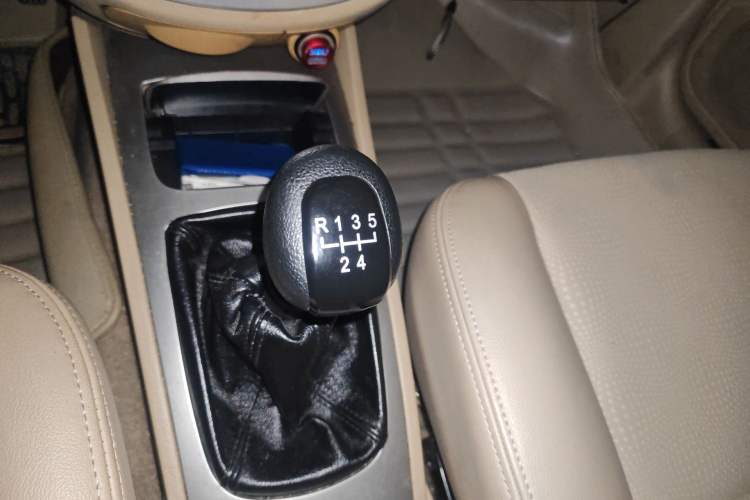 Used Buick Excelle 2011 1.6 LX-MT Gear Lever