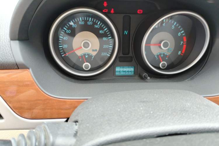 Used Buick Excelle 2011 1.6 LE-AT Odometer Close Up