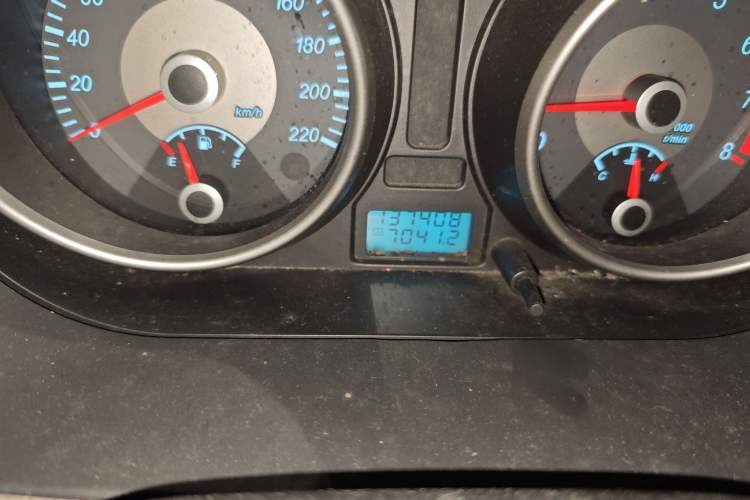 Used Buick Excelle 2011 1.6 LX-MT Odometer Close Up