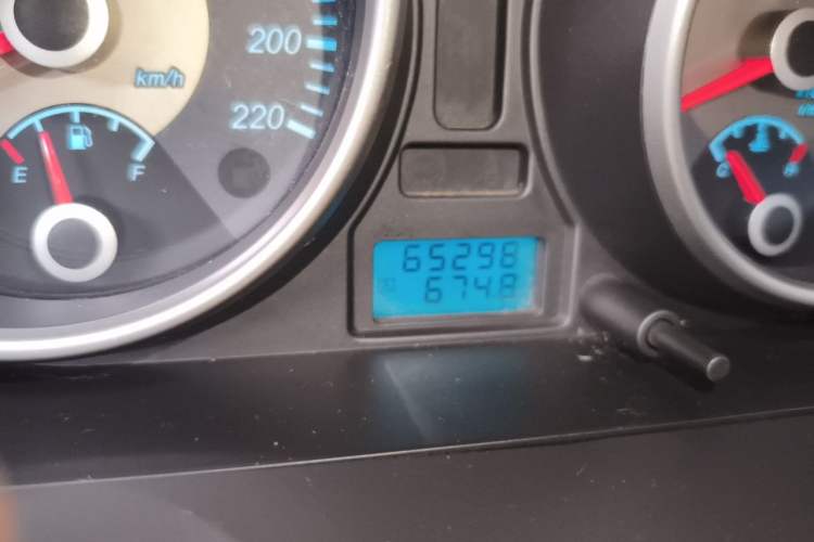 Used Buick Excelle 2011 1.6 LE-AT Odometer Close Up
