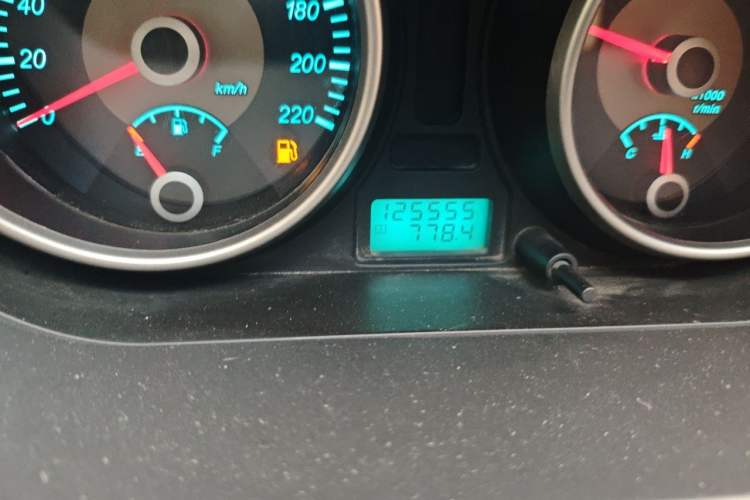 Used Buick Excelle 2011 1.6LX-AT Odometer Close Up