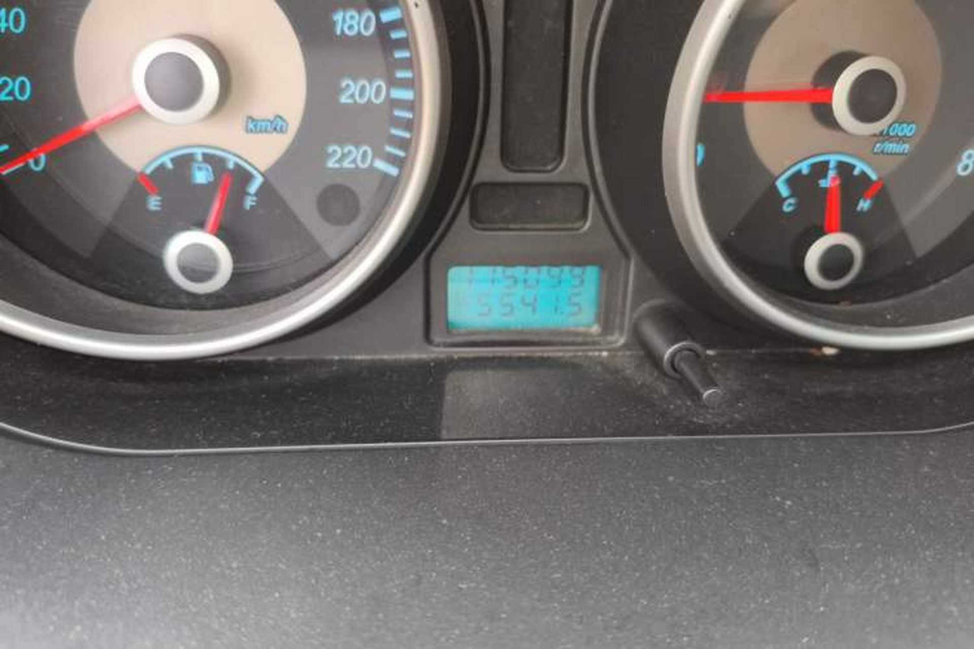 Used Buick Excelle 2011 1.6LX-AT Odometer Close Up