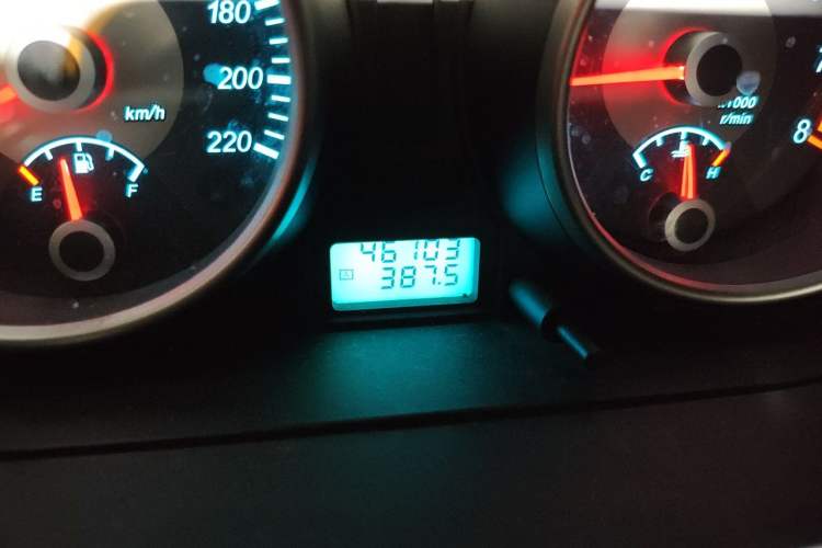 Used Buick Excelle 2011 1.6 LX-MT Odometer Close Up