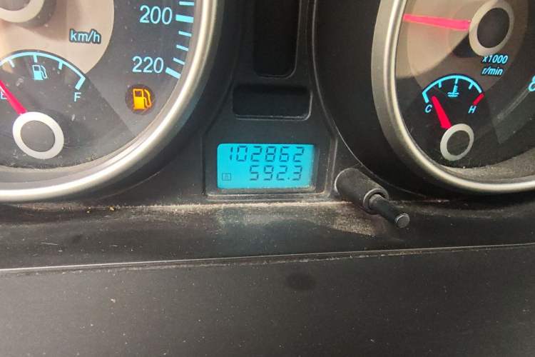 Used Buick Excelle 2011 1.6 LX-MT Odometer Close Up