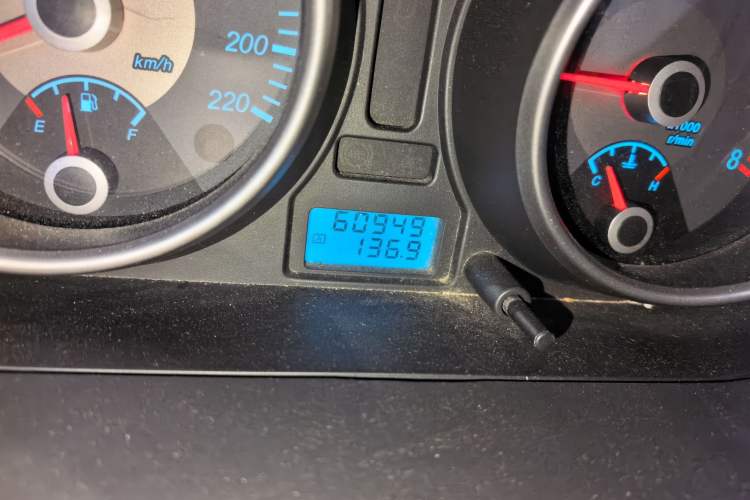 Used Buick Excelle 2011 1.6LX-AT Odometer Close Up
