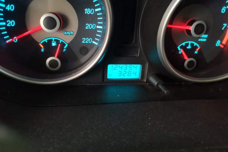 Used Buick Excelle 2011 1.6 LE-AT Odometer Close Up