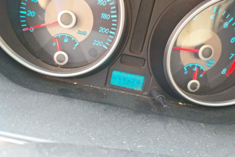 Used Buick Excelle 2011 1.6 LX-MT Odometer Close Up