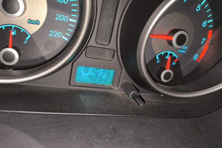 Used Buick Excelle 2011 1.6 LE-MT Odometer Close Up
