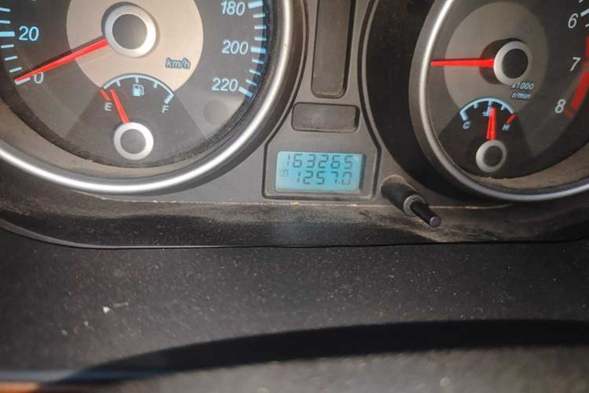 Used Buick Excelle 2011 1.6 LE-MT Odometer Close Up
