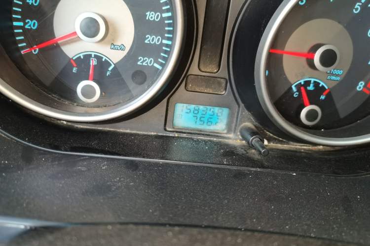 Used Buick Excelle 2011 1.6 LX-MT Odometer Close Up