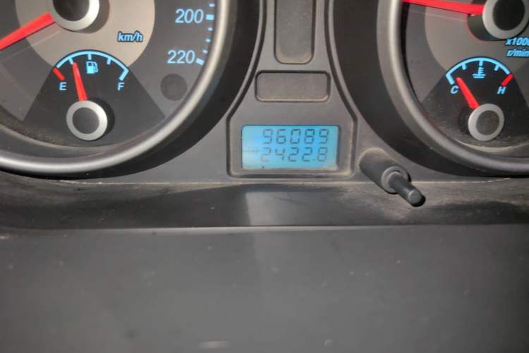 Used Buick Excelle 2011 1.6 LE-MT Odometer Close Up