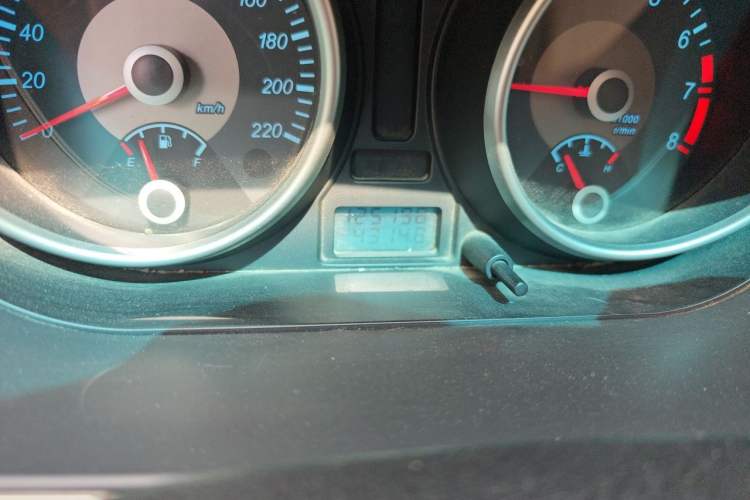 Used Buick Excelle 2011 1.6LX-AT Odometer Close Up