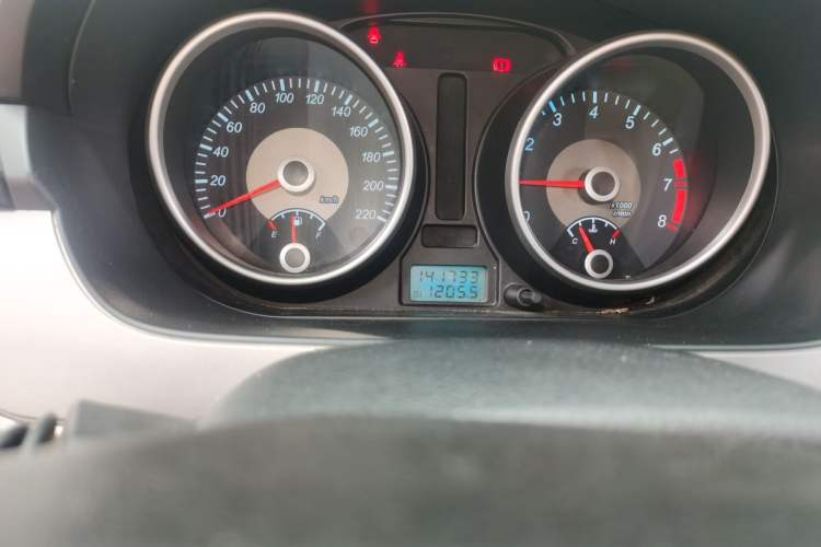 Used Buick Excelle 2011 1.6 LX-MT Odometer Close Up