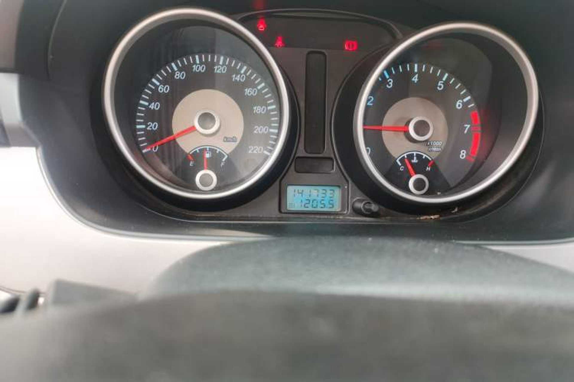 Used Buick Excelle 2011 1.6 LX-MT Odometer Close Up