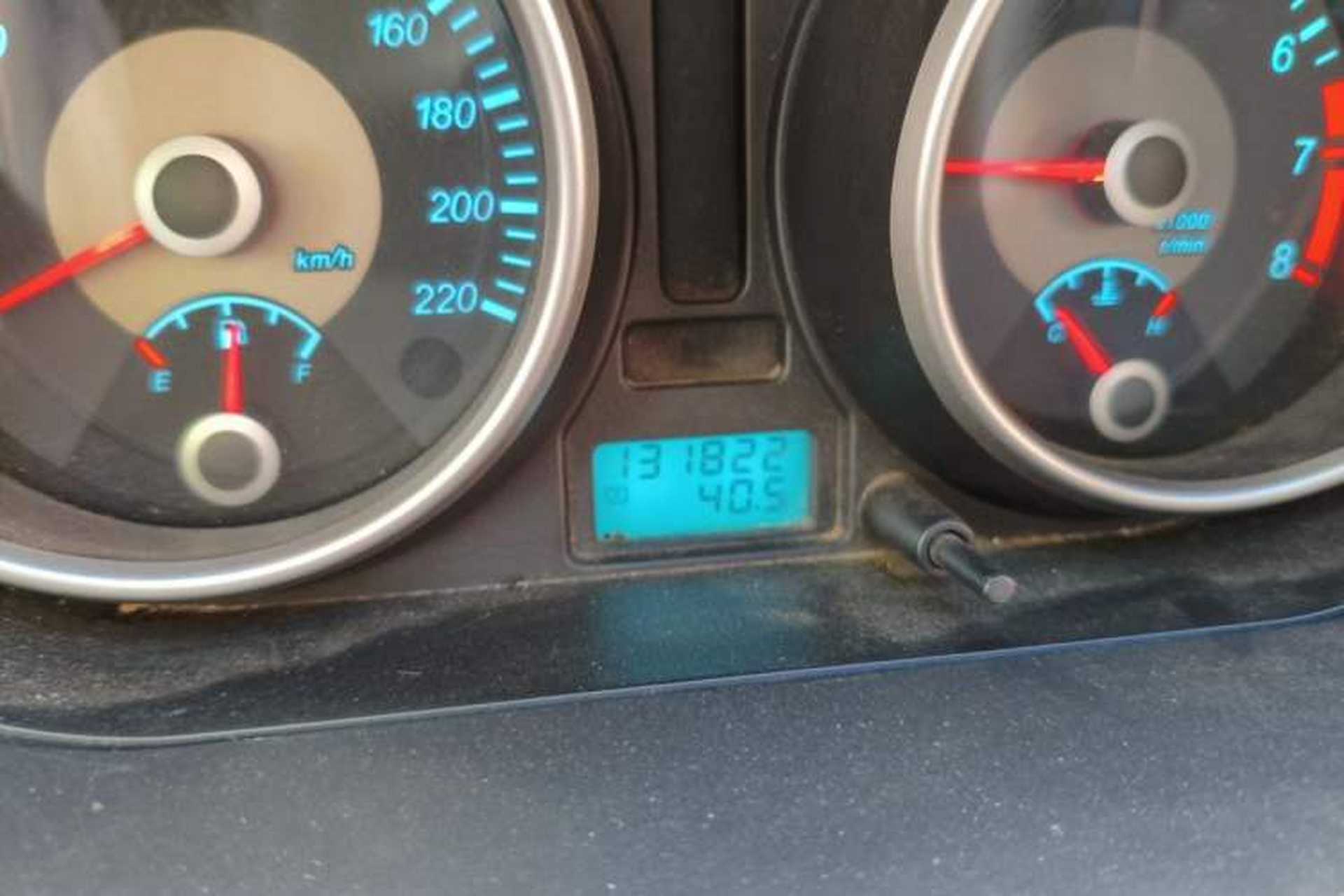 Used Buick Excelle 2011 1.6 LE-MT Odometer Close Up