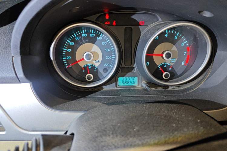 Used Buick Excelle 2011 1.6 LX-MT Odometer Close Up