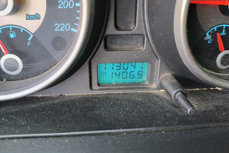Used Buick Excelle 2011 1.6 LX-MT Odometer Close Up