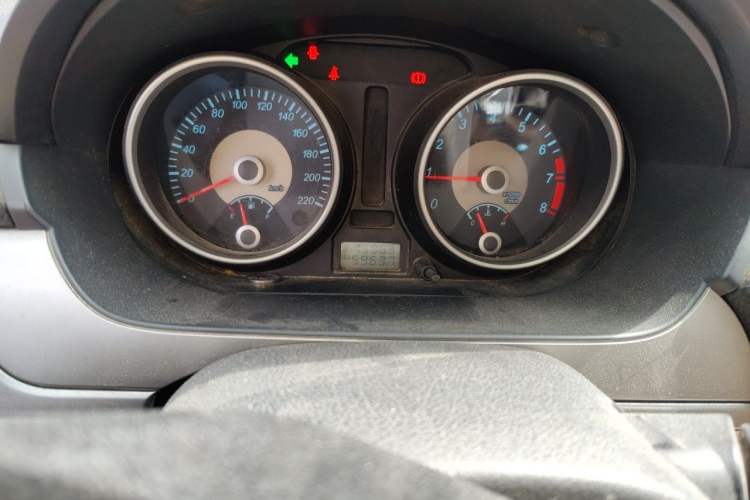 Used Buick Excelle 2011 1.6 LX-MT Odometer Close Up