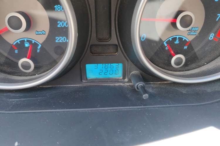 Used Buick Excelle 2011 1.6 LX-MT Odometer Close Up