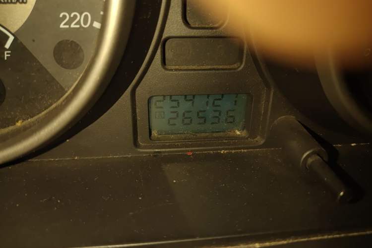 Used Buick Excelle 2011 1.6 LE-MT Odometer Close Up