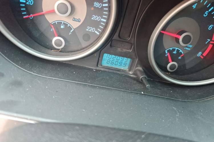 Used Buick Excelle 2011 1.6LX-AT Odometer Close Up