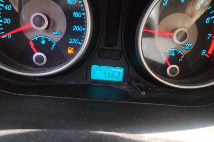 Used Buick Excelle 2011 1.6 LE-MT Odometer Close Up