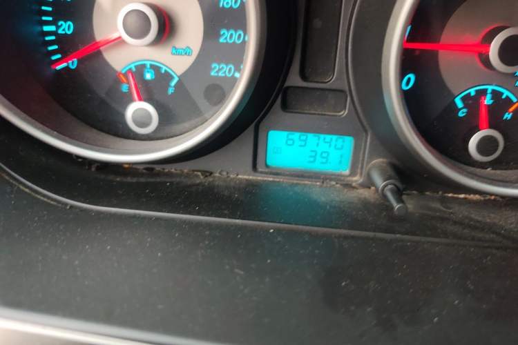 Used Buick Excelle 2011 1.6 LX-MT Odometer Close Up