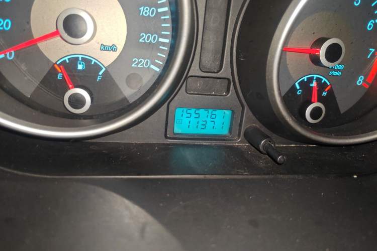 Used Buick Excelle 2011 1.6 LX-MT Odometer Close Up