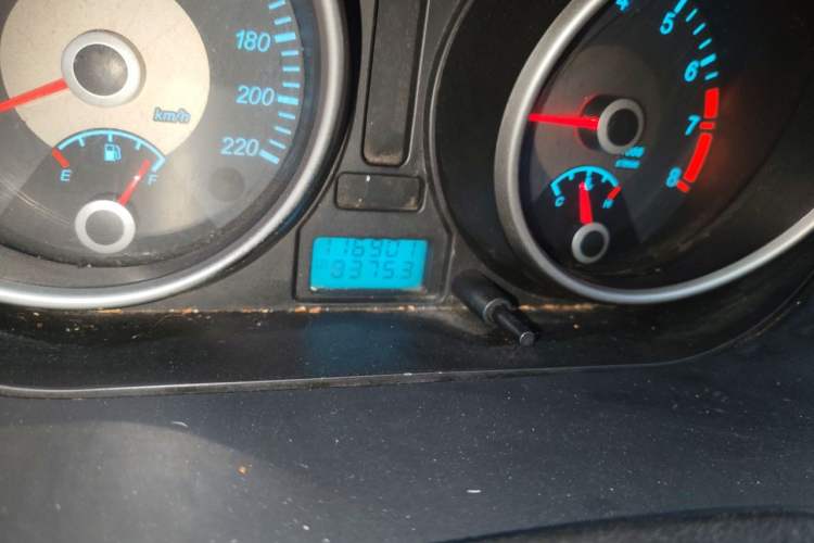 Used Buick Excelle 2011 1.6 LX-MT Odometer Close Up