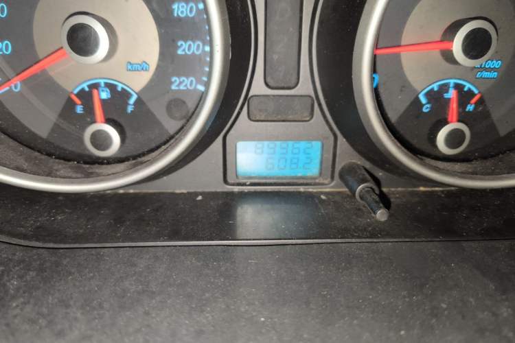 Used Buick Excelle 2011 1.6 LX-MT Odometer Close Up