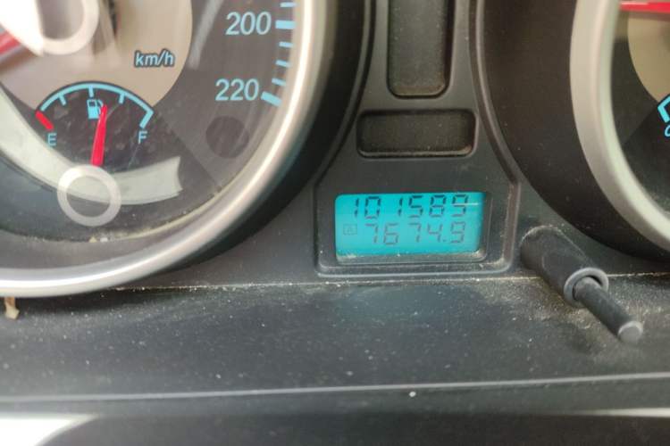 Used Buick Excelle 2011 1.6 LE-AT Odometer Close Up