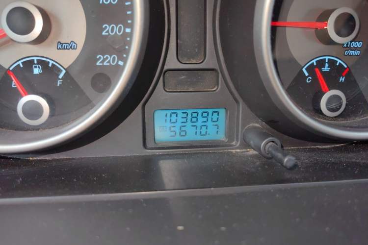 Used Buick Excelle 2011 1.6 LE-MT Odometer Close Up