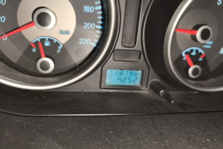 Used Buick Excelle 2011 1.6 LE-MT Odometer Close Up