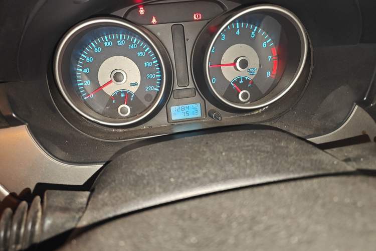 Used Buick Excelle 2011 1.6 LX-MT Odometer Close Up