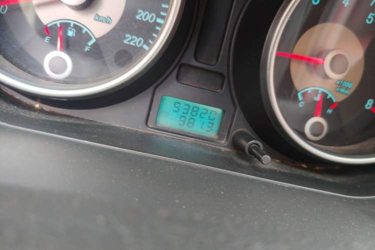 Used Buick Excelle 2011 1.6LX-AT Odometer Close Up