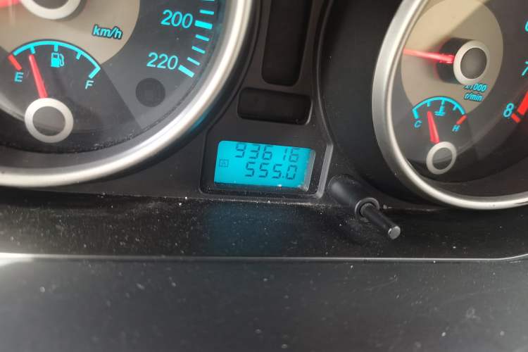 Used Buick Excelle 2011 1.6 LX-MT Odometer Close Up