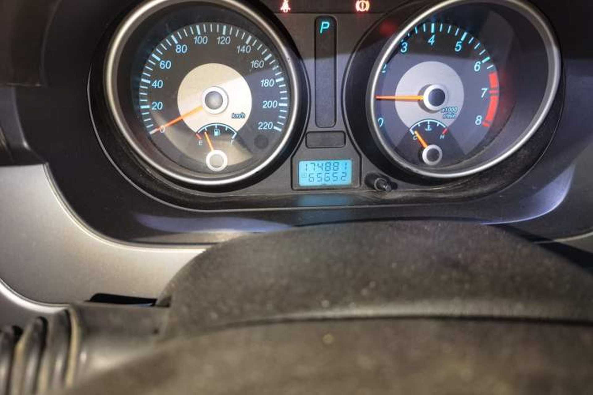 Used Buick Excelle 2011 1.6LX-AT Odometer Close Up