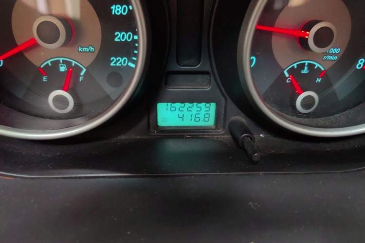 Used Buick Excelle 2011 1.6 LE-MT Odometer Close Up