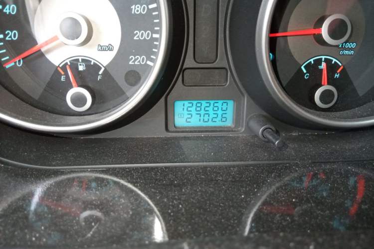 Used Buick Excelle 2011 1.6LX-AT Odometer Close Up