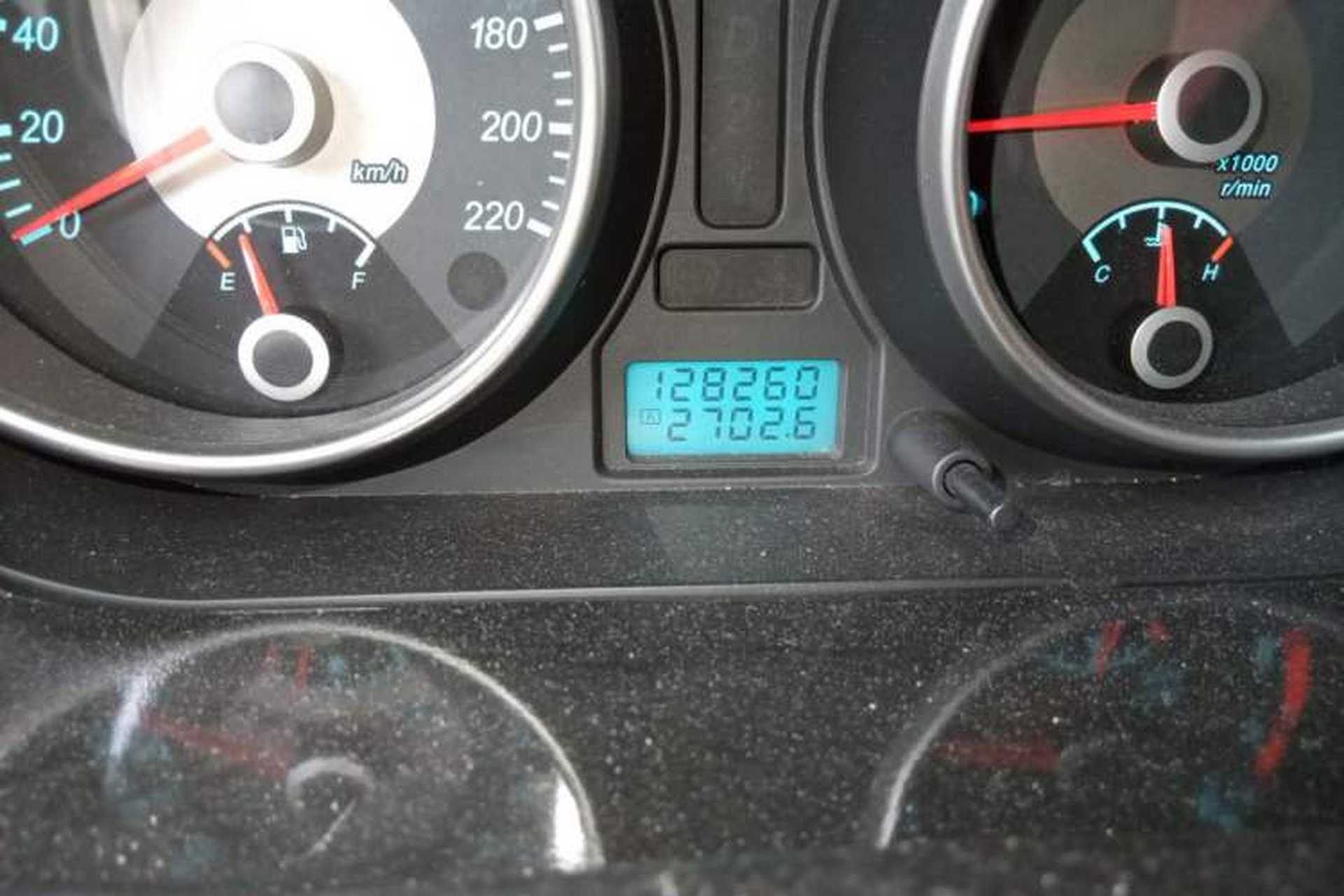 Used Buick Excelle 2011 1.6LX-AT Odometer Close Up